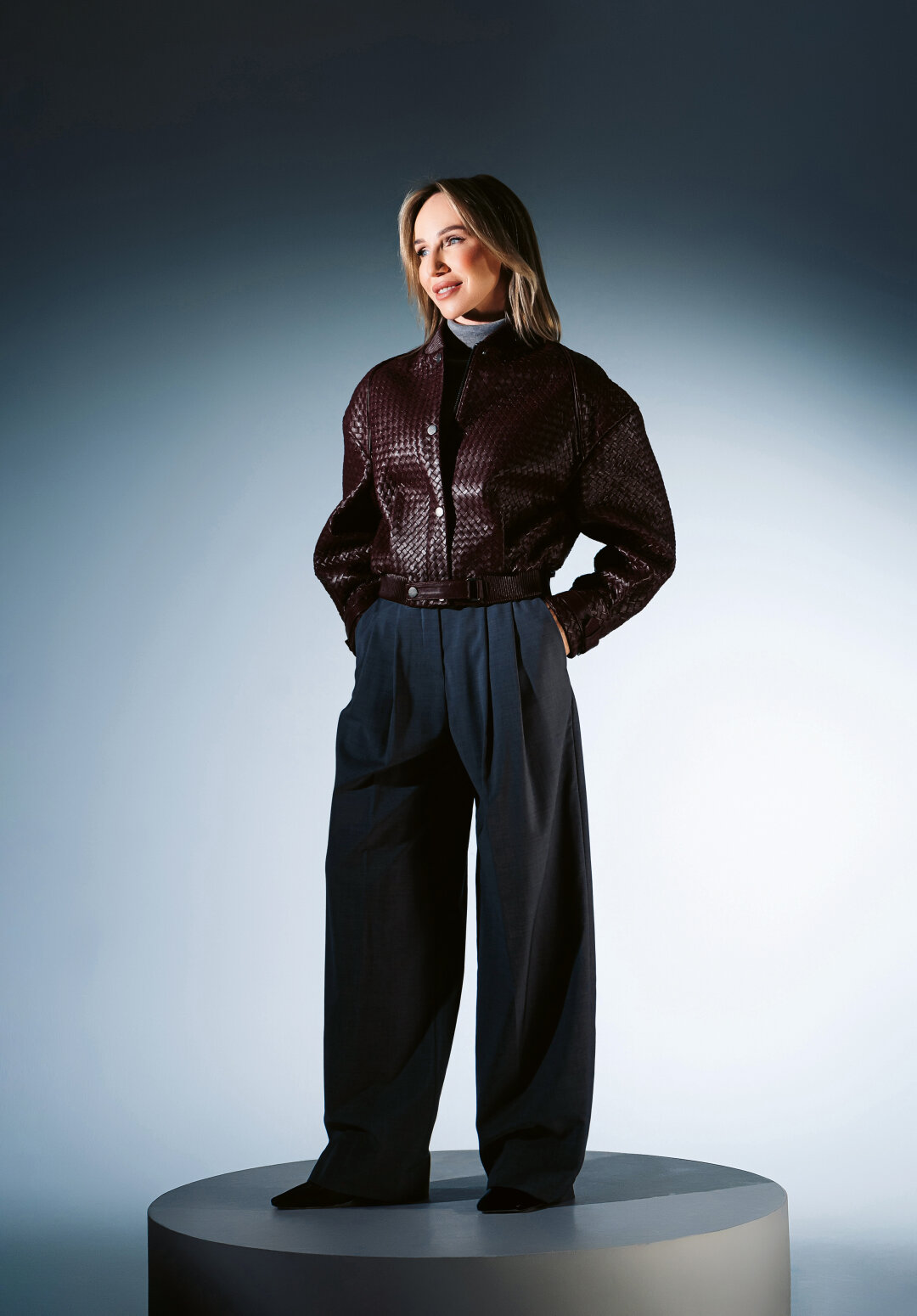 Куртка MANOKHI, брюки и пуловер ARMARIUM, туфли JIL SANDER