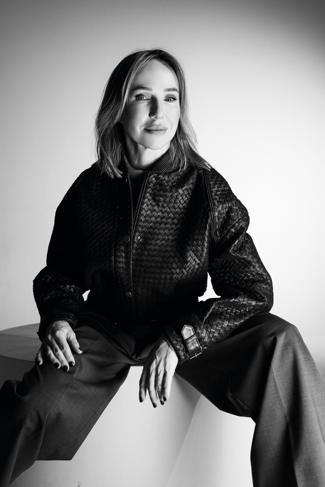 Куртка MANOKHI, брюки и пуловер ARMARIUM, туфли JIL SANDER