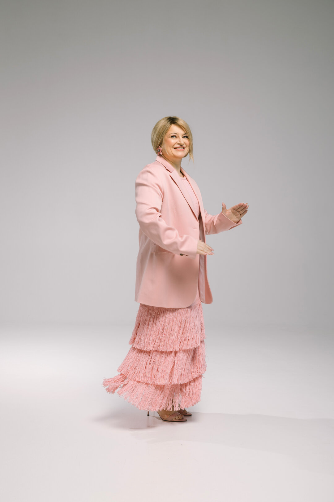 Платье 12 STOREEZ, жакет THEORY, босоножки EKONIKA, брошь PRADA, серьги и кольца («Сенат»)