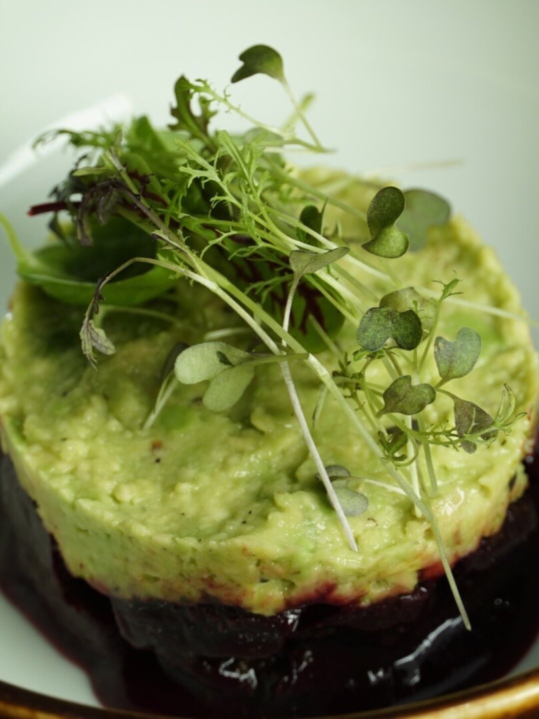 Свекла с муссом из авокадо в Lobby One