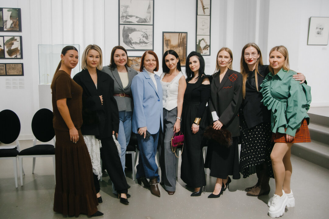 Анастасия Новикова, Анна Боброва, Юлия Гребнева, Илона Лапшина, Луиза Едигарян, Ксения Федосеева-Царицынская, Ирина Семенова, Алена Зобова, Кристина