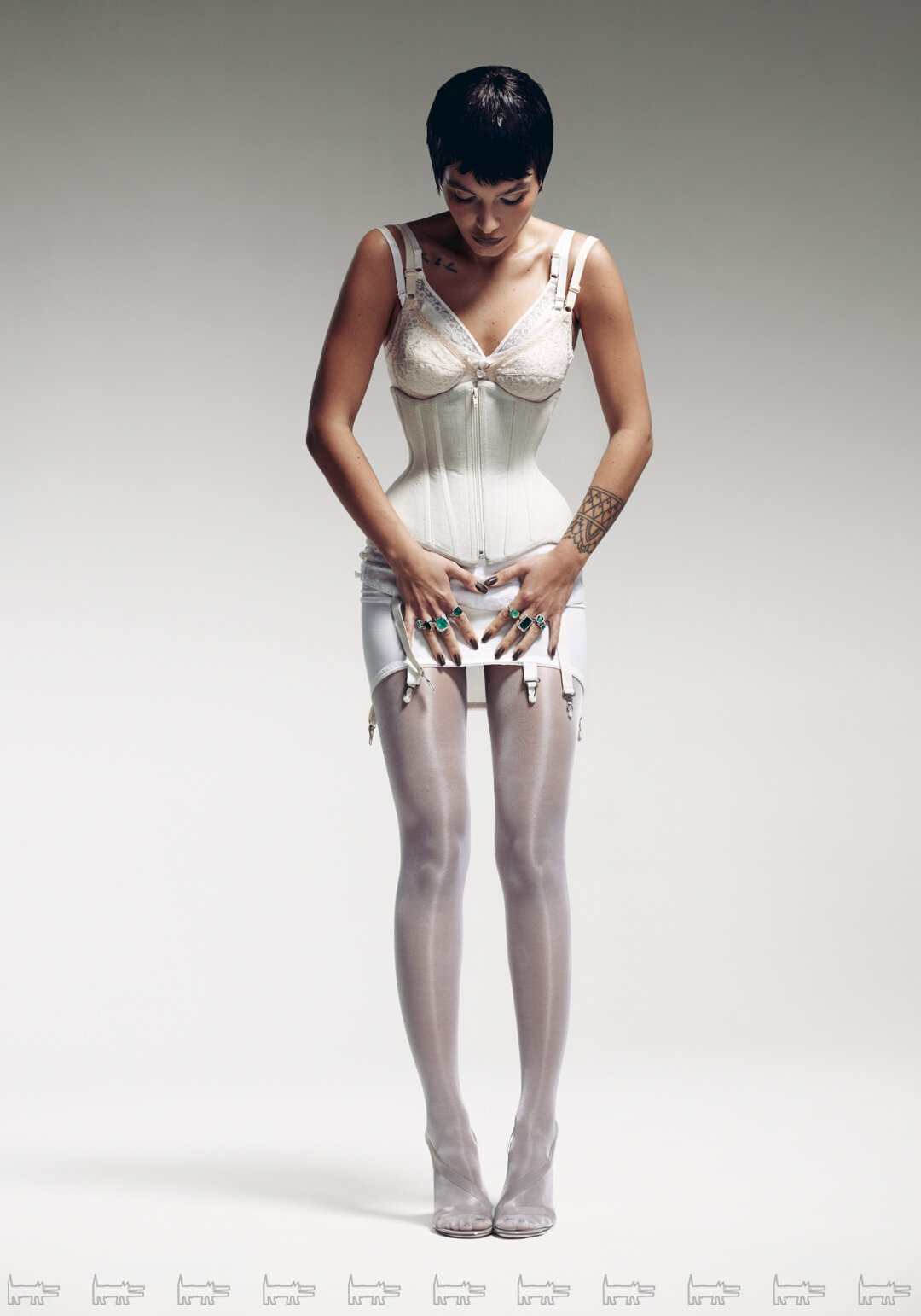 На Марии: кольца PARURE ATELIER, босоножки GIANVITO ROSSI (ЦУМ)