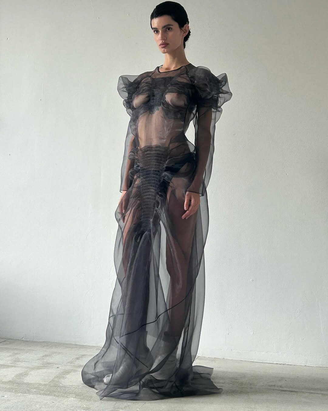 Модель Саша Паника в платье Neegoоsh