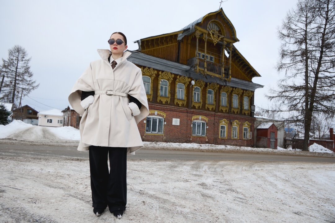 Кейп H&M, пальто COSAREVE, пиджак DAHM & SCHäDLER, рубашка AMERICAN EAGLE, брюки HUGO BOSS и галстук («Сундук»), очки VICTORIA BECKHAM (Optika Optima