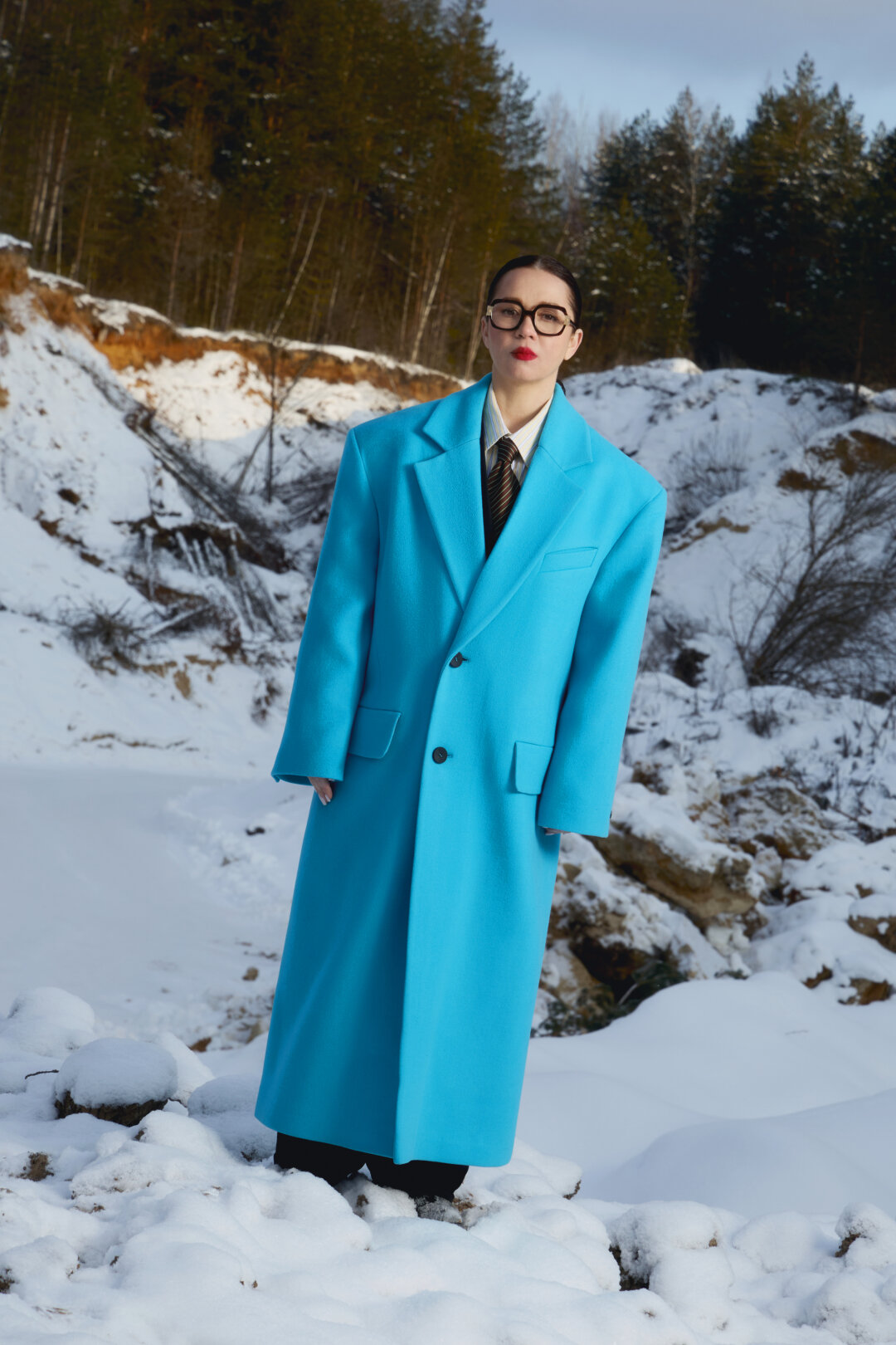 Пальто COSAREVE, пиджак DAHM & SCHäDLER, рубашка AMERICAN EAGLE, брюки HUGO BOSS и галстук («Сундук»), очки KALEOS (Optika Optima), ботильоны RE