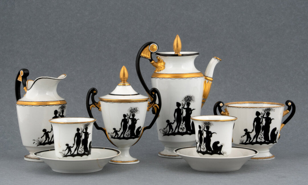 Мстислав Добужинский, Елизавета Потапова. Предметы из сервиза «Четыре возраста»: кофейник, сливочник, сахарница, салфетница, две чашки с блюдцами