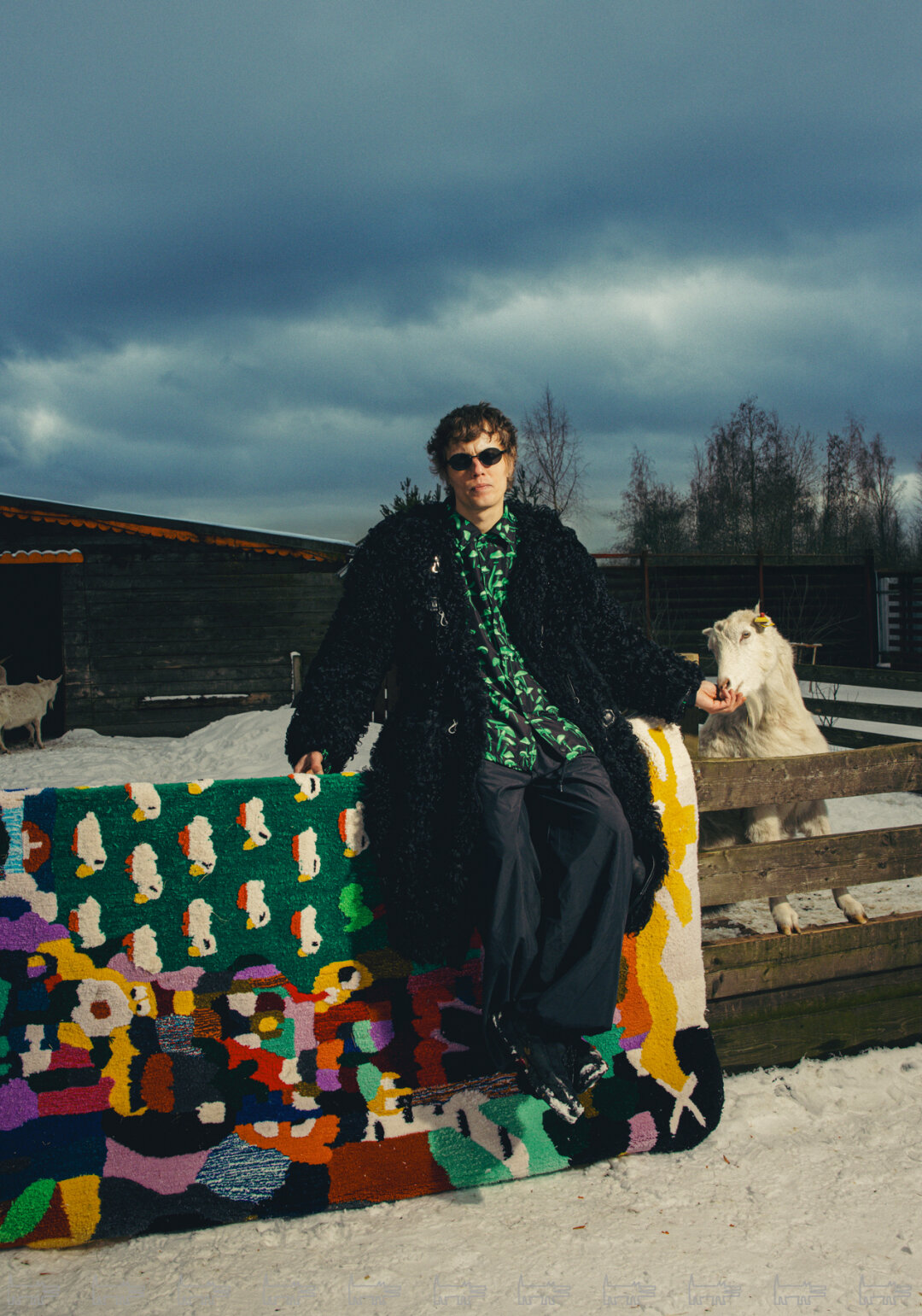 Рома Peeks ВАЖНО! Команда Собака.ru отправилась с Ромой на поля, где пасется золотое руно: усадьба «Курочка Ряба» оказалась идеальным местом для арт