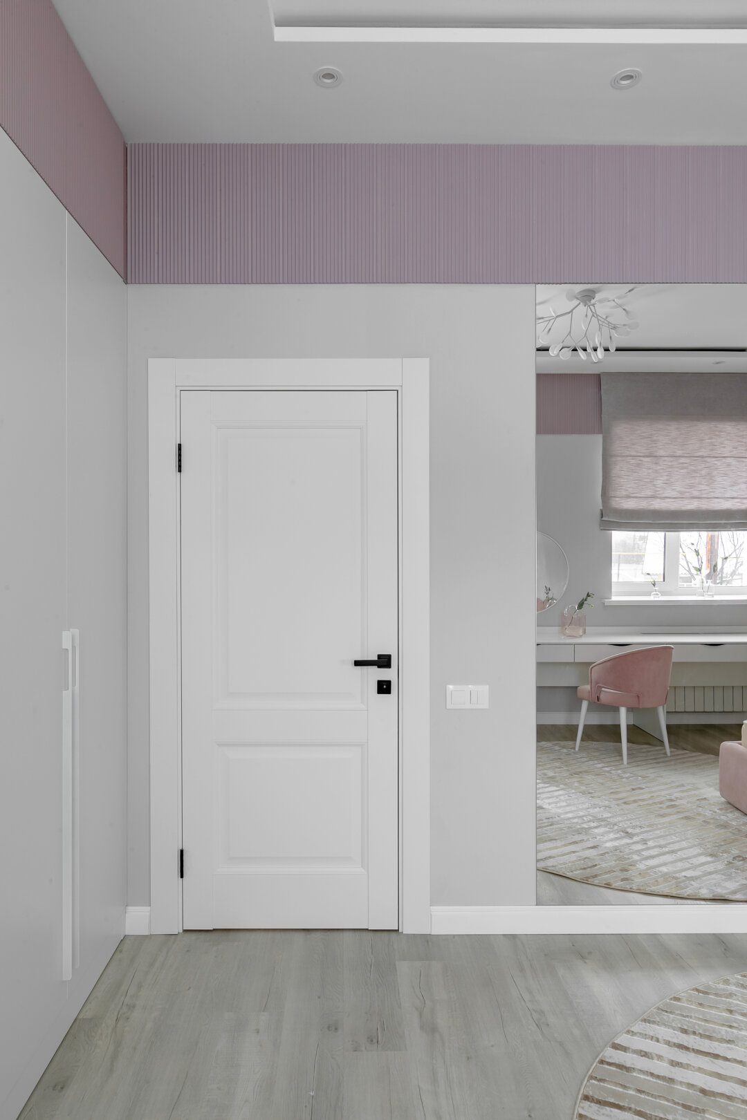 Ванная комната выполнена в минималистичных оттенках