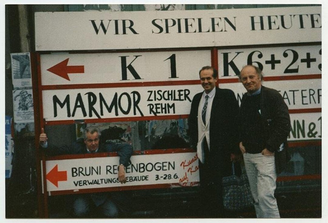Вернер Рэм, Ханнс Цишлер и Иосиф Бродский на фоне афиши спектакля "Мрамор" в театральном центре Кампнагель фабрик. Июнь 1987. Собрание Музея Анны