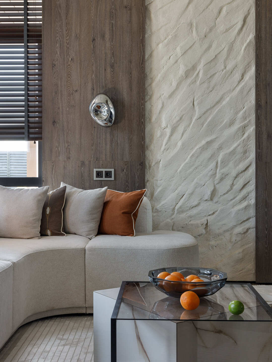 Весь интерьер выполнен в спокойной цветовой гамме