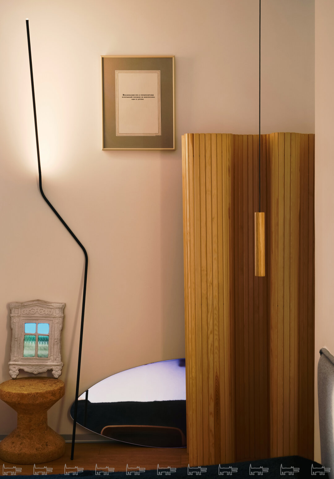 Графика Ильи Кабакова (по работе этого культового художника-концептуалиста висит в каждой квартире Дениса) мэтчится с иконой дизайна — очень редкои