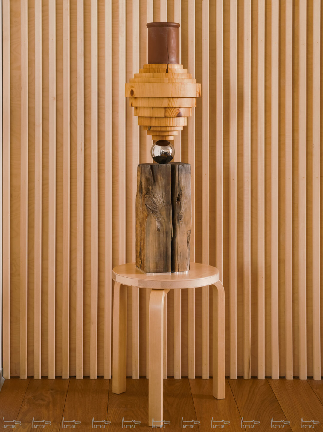 Скульптура-тотем Златы Корниловой приземлилась на табурет Алвара Аалто для Artek