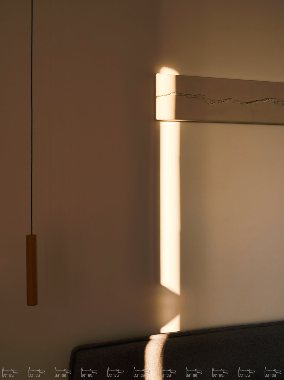 Над изголовьем кровати нашла место работа художника-философа Дениса Патракеева