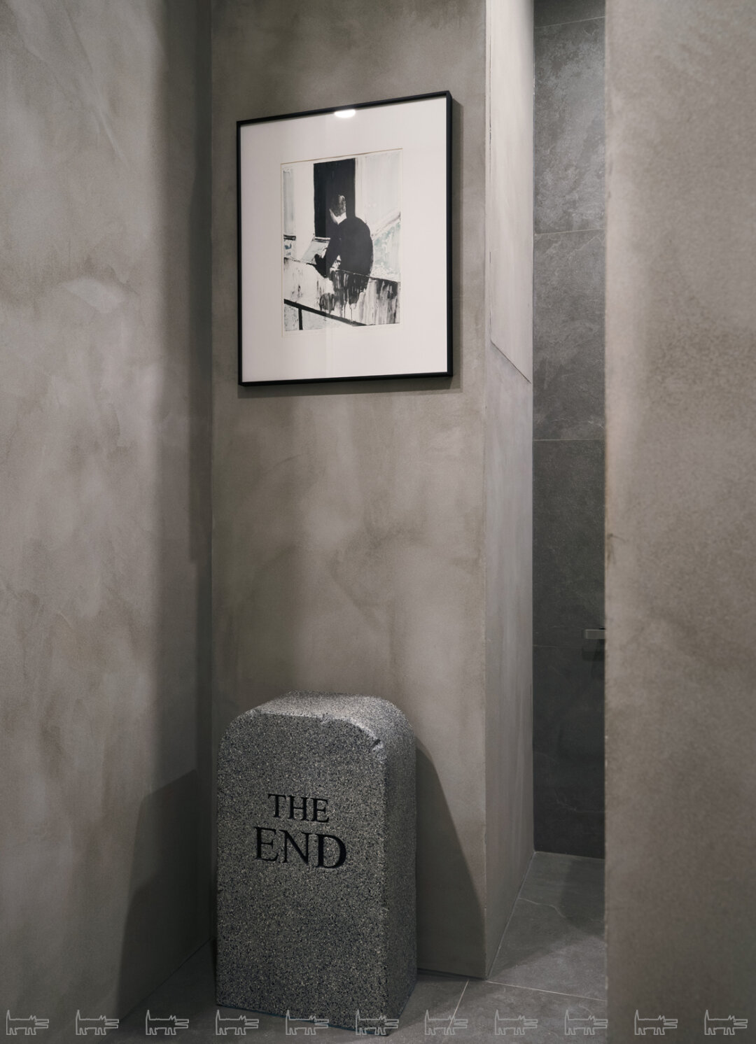 Резиновое «надгробие» дуэта Toiletpaper художника Маурицио Каттелана и фотографа Пьерпаоло Феррари для Gufram (лимитированая коллекция в тысячу штук