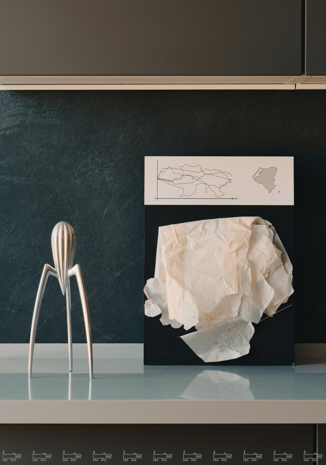 Соковыжималка Филиппа Старка для Alessi, ставшая предметом коллекционного дизайна, делит кухню с работой «Калька» Анны Мартыненко с выставки