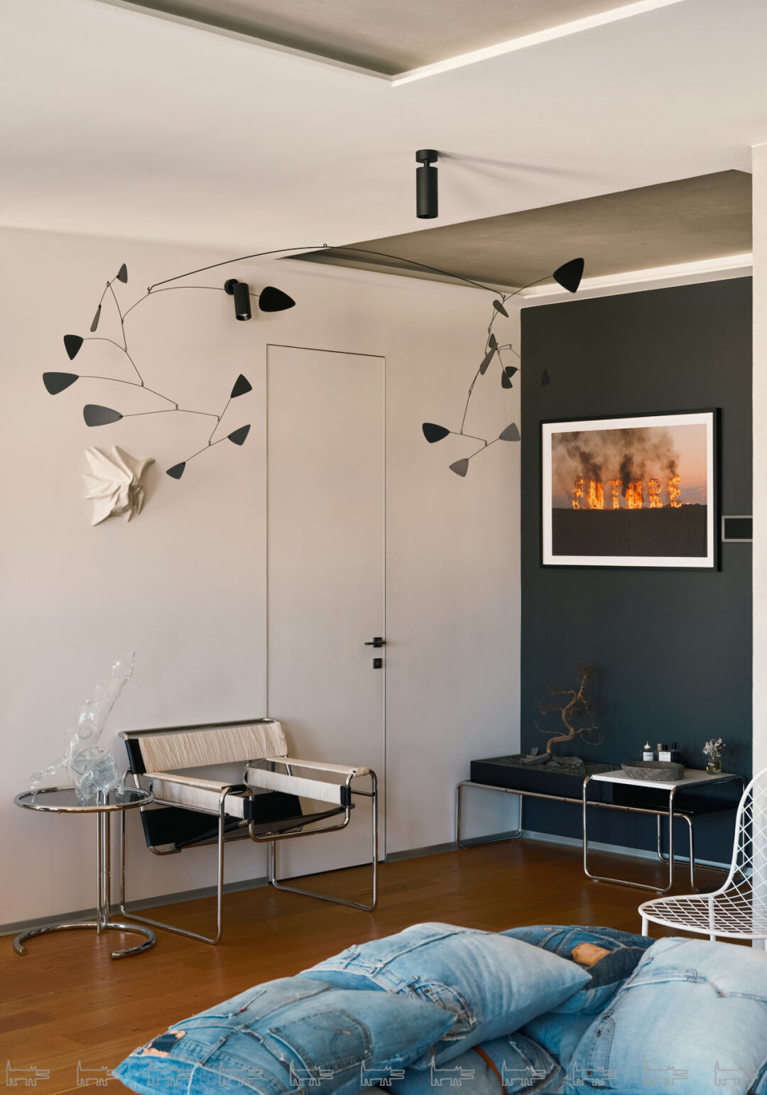 Две скульптуры — художника Дениса Патракеева и Aliosha — сверху охраняет кинетический мобиль Александра Кольдера (официальная копия для МоМА). Две