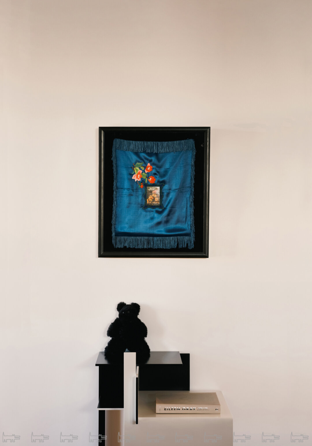 Работа основателя петербургской «Новой Академии» Тимура Новикова разместилась над редким нетиражным столиком дизайнера-модерниста Эйлин Грей для