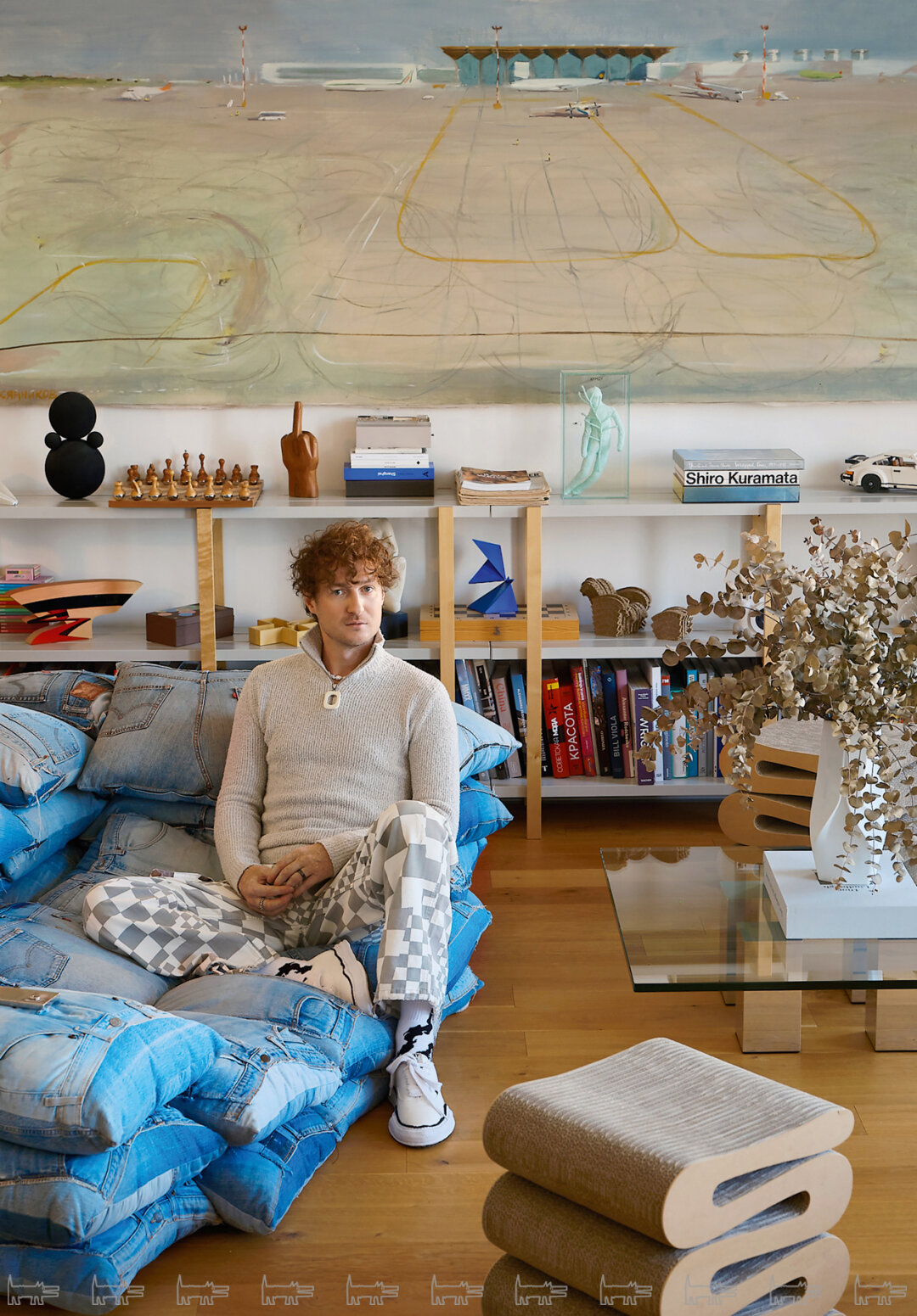 Главный арт-акцент гостиной — живописный холст петербургского художника Ильи Овсянникова с модернистским зданием аэропорта Пулково