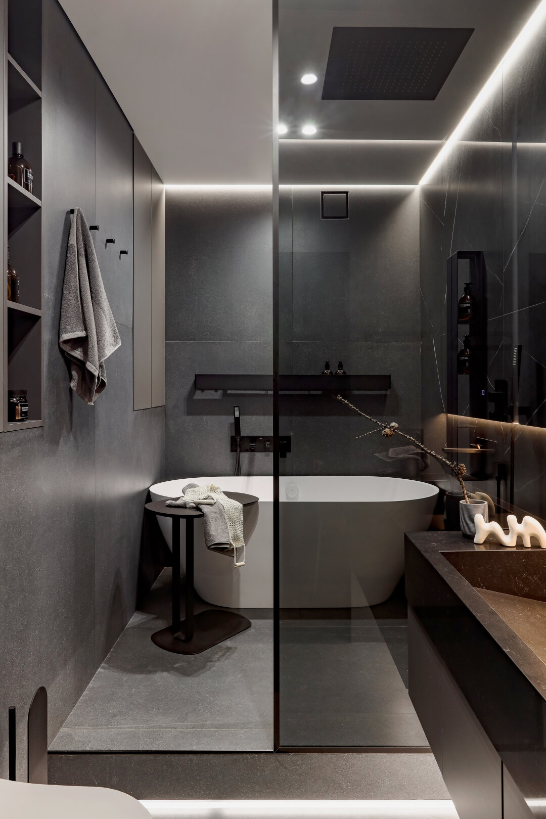 Места хранения в ванной создала компания Tezza