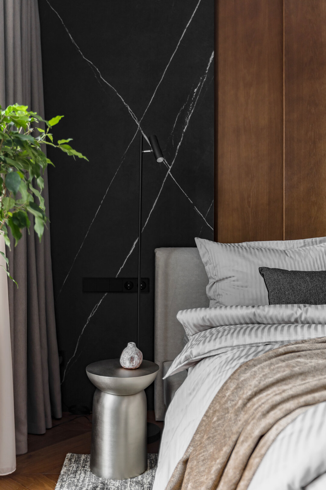 Брутальное оформление стен смягчают нежные текстуры ткани.