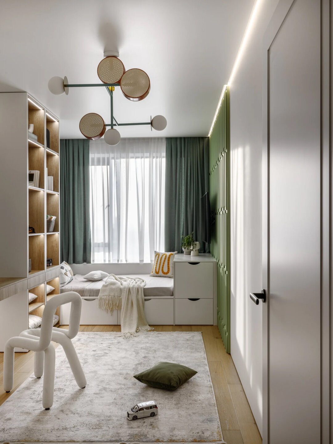 Цветовой акцент панелей от Rozet поддержал текстиль от Lalan Boutique