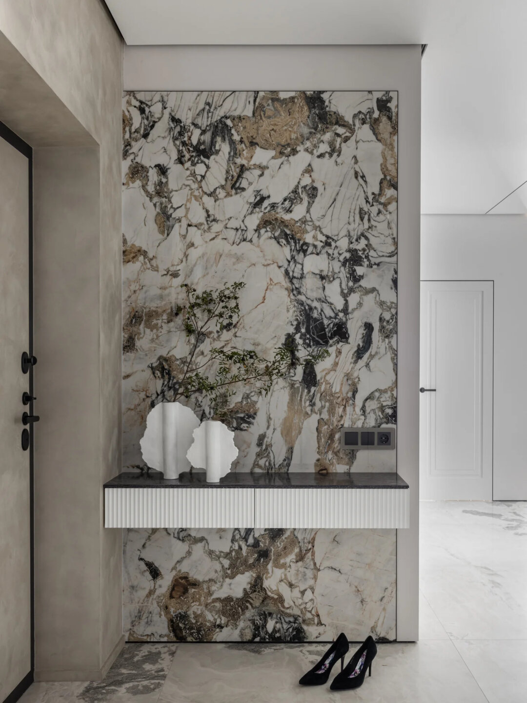 Крупноформатная плита из керамогранита придает интерьеру свежести