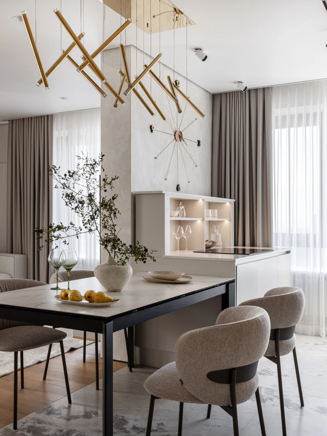 Корпусную мебель и подъемный механизм создала компания Betto Bardi