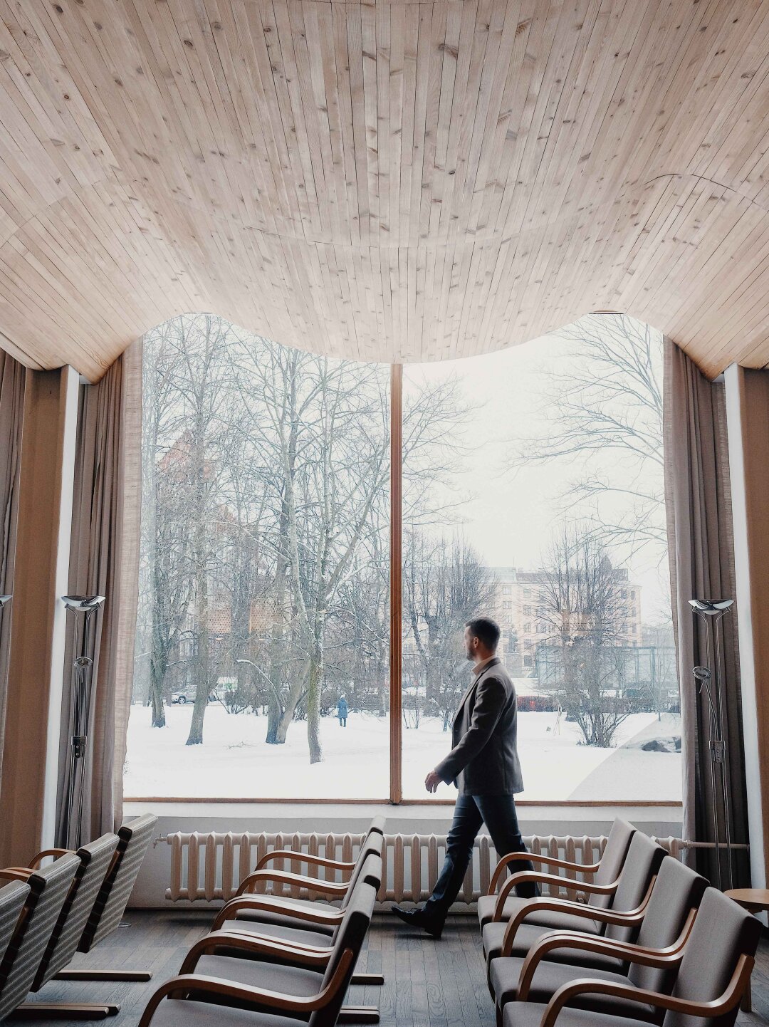 Максим Зорин в библиотеке Алвара Аалто, Выборг