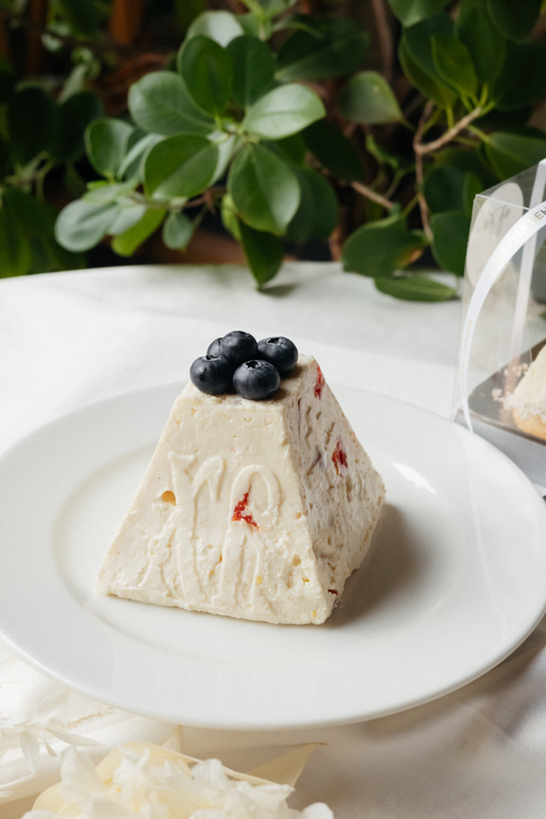 «Ферма Бенуа» Просто и со вкусом: творожная пасха (1350 руб) с заварным кремом, сливками, сушеной вишней, цукатами, цедрой лайма и лимона