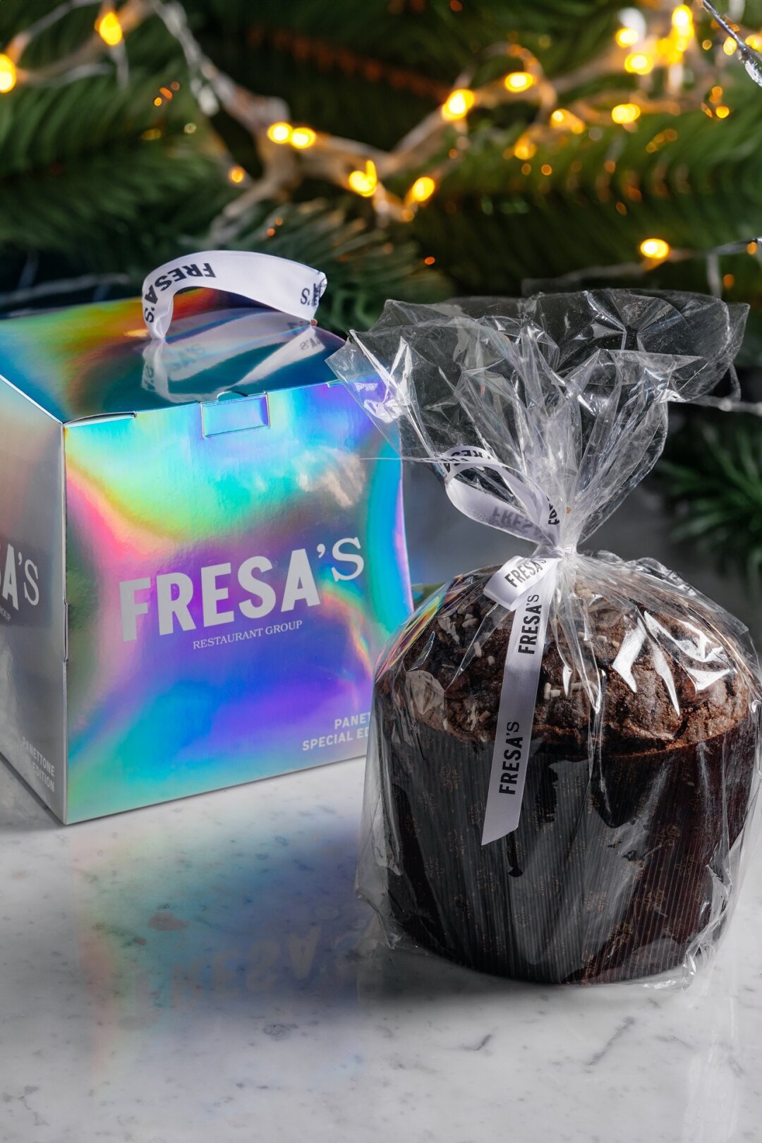 Fresa’s group Воздушный панеттоне (3500 руб) в стильной упаковке от Антонио Фреза — с изюмом и цукатами лимона и апельсина. Рекомендуют подавать с