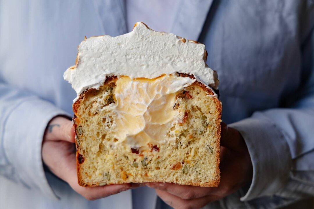 Cake&Breakfast Кулич (1450 руб) с орехами, цукатами, цедрой лимона и семечками с шапкой из обожжённой меренги и щедрой начинкой из лимонного курда