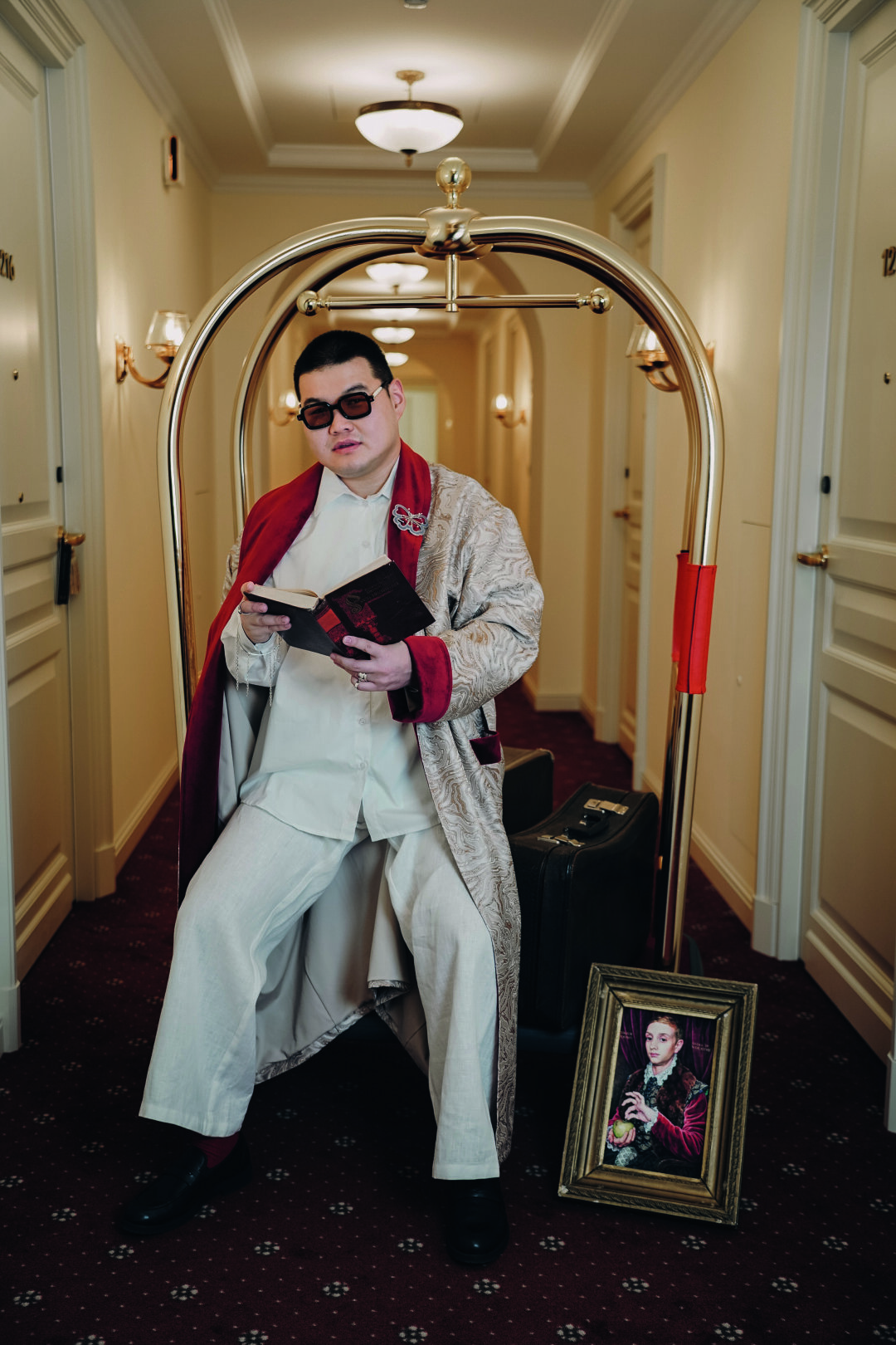 МАЙКЛ ЕФИМОВ Креативный директор Nats Brand Кольца, брошь, браслет AMADINA GLASS Халат из испанского жаккарда "КНЯЖЕ" Рубашка, брюки NATS BRAND