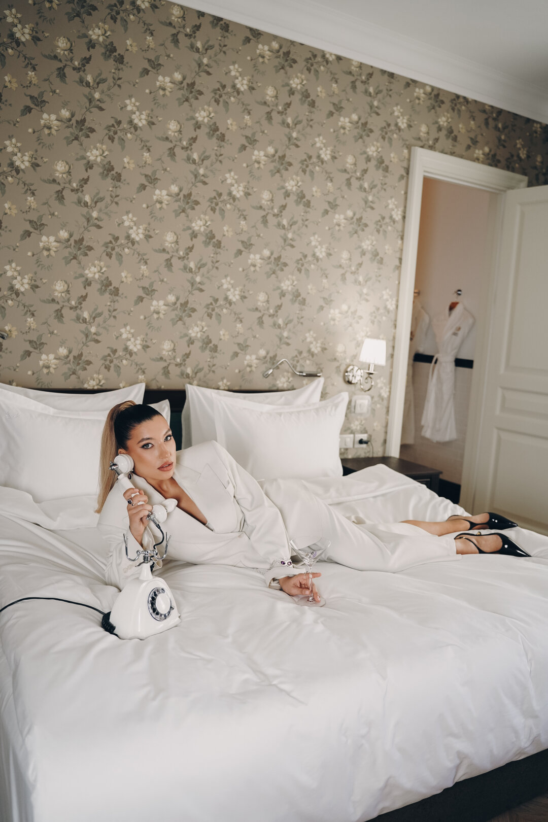 ЕКАТЕРИНА БЫКОВА Основатель бренда одежды YONS, сооснователь студии красоты Collaba, инфлюенсер Костюм YONS Кольца, браслет, серьги AMADINA GLASS