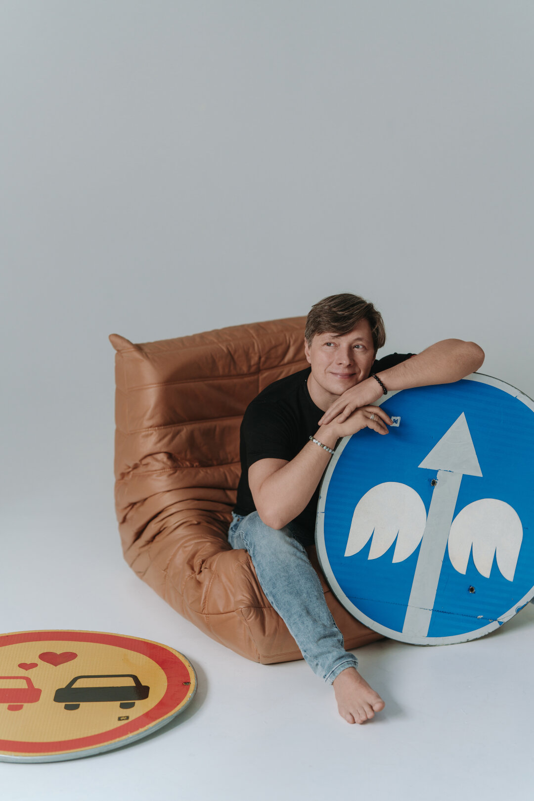 «Ангел». Из серии «Знаки свыше». Дорожный знак, масло. 70х70. 2024