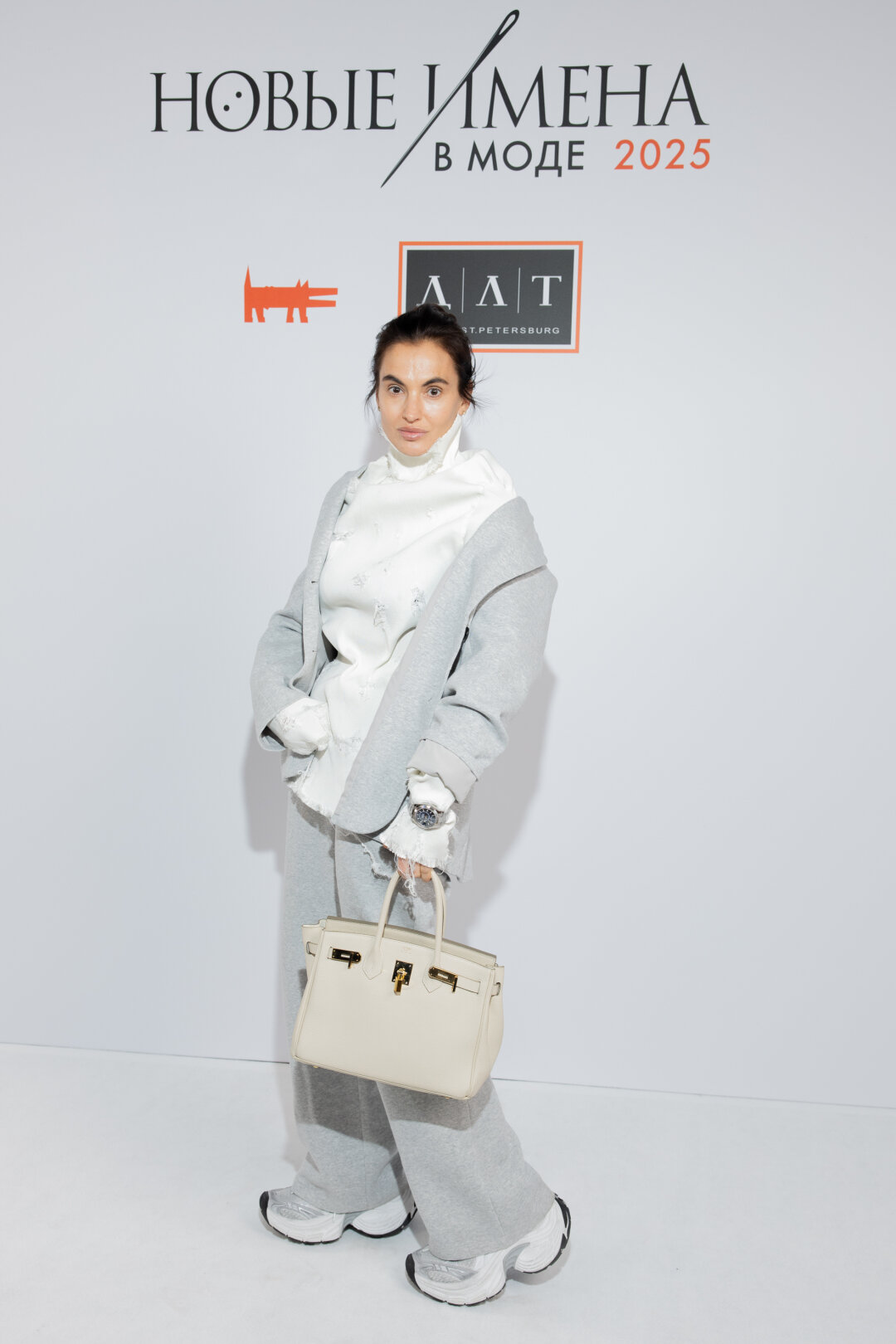 Костюм Miu Miu, топ Doublet, обувь Balenciaga