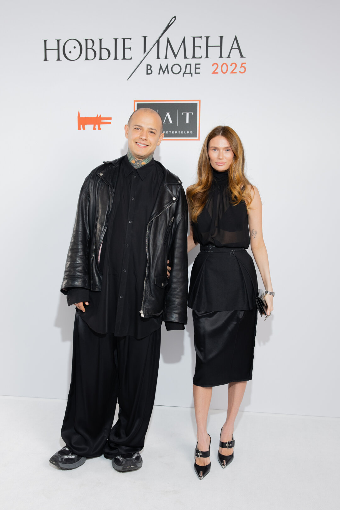 На Алексее: кожанка Acne Studios, рубашка Balenciaga, брюки Maison Margiela На Дарье: юбка Maison Margiela, обувь Alexander McQueen, топ The Moon