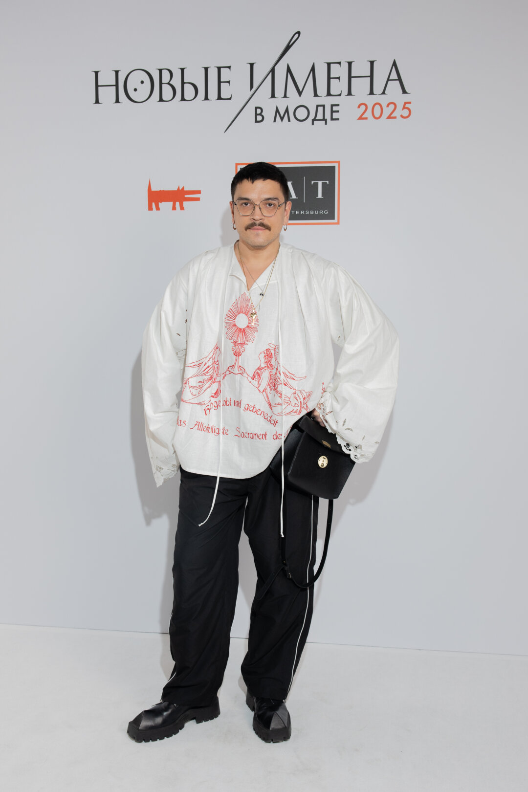 Рубашка Odor, брюки Urban Outfitters, подвеска-гриб Odor x RomaUvarovDesign, обувь Balenciaga