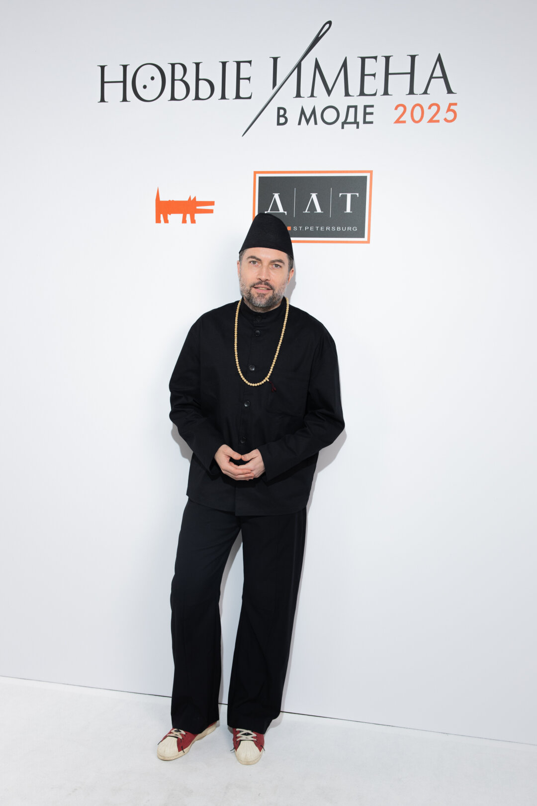 Шапочка тибетского народа, брюки и рубашка Gate31, обувь Y-3, четки из семян лотоса из Катманду