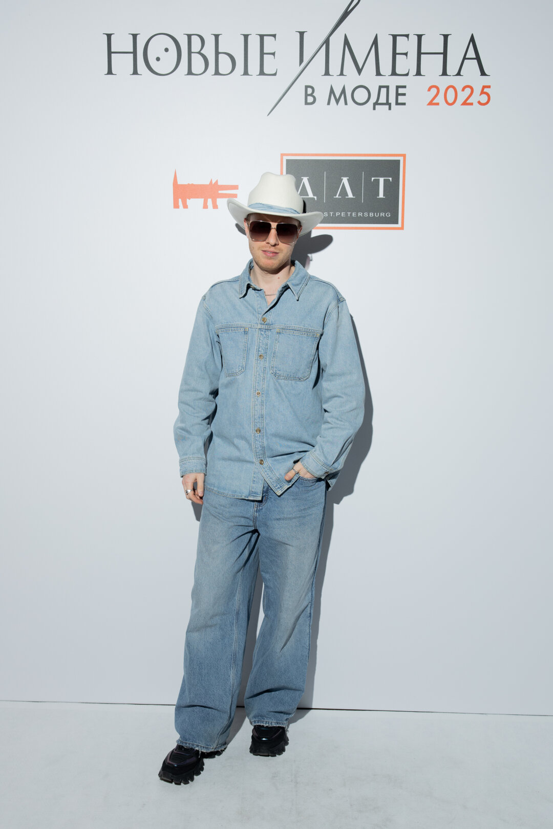 Шляпа Cocoshnik, рубашка 12Storeez, джинсы BLSV, ботинки Prada