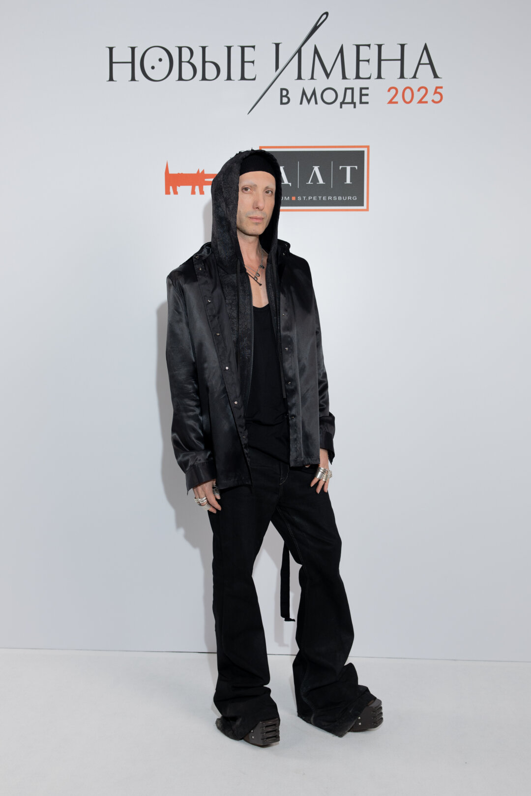 Худи и рубашка Ianis Chamalidy, джинсы и обувь Rick Owens, кольца Ianis Chamalidy, Parts of Four, Goti, Ossa