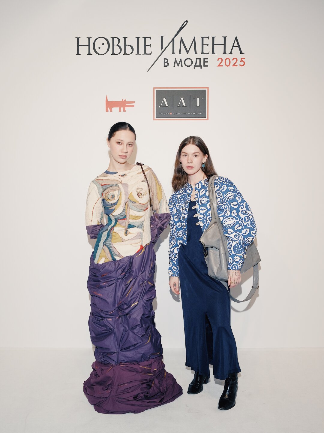 На Елизавете (слева): платье от молодого дизайнера Марии Слотиной (на фото справа), обувь Alaia, сумка Prada