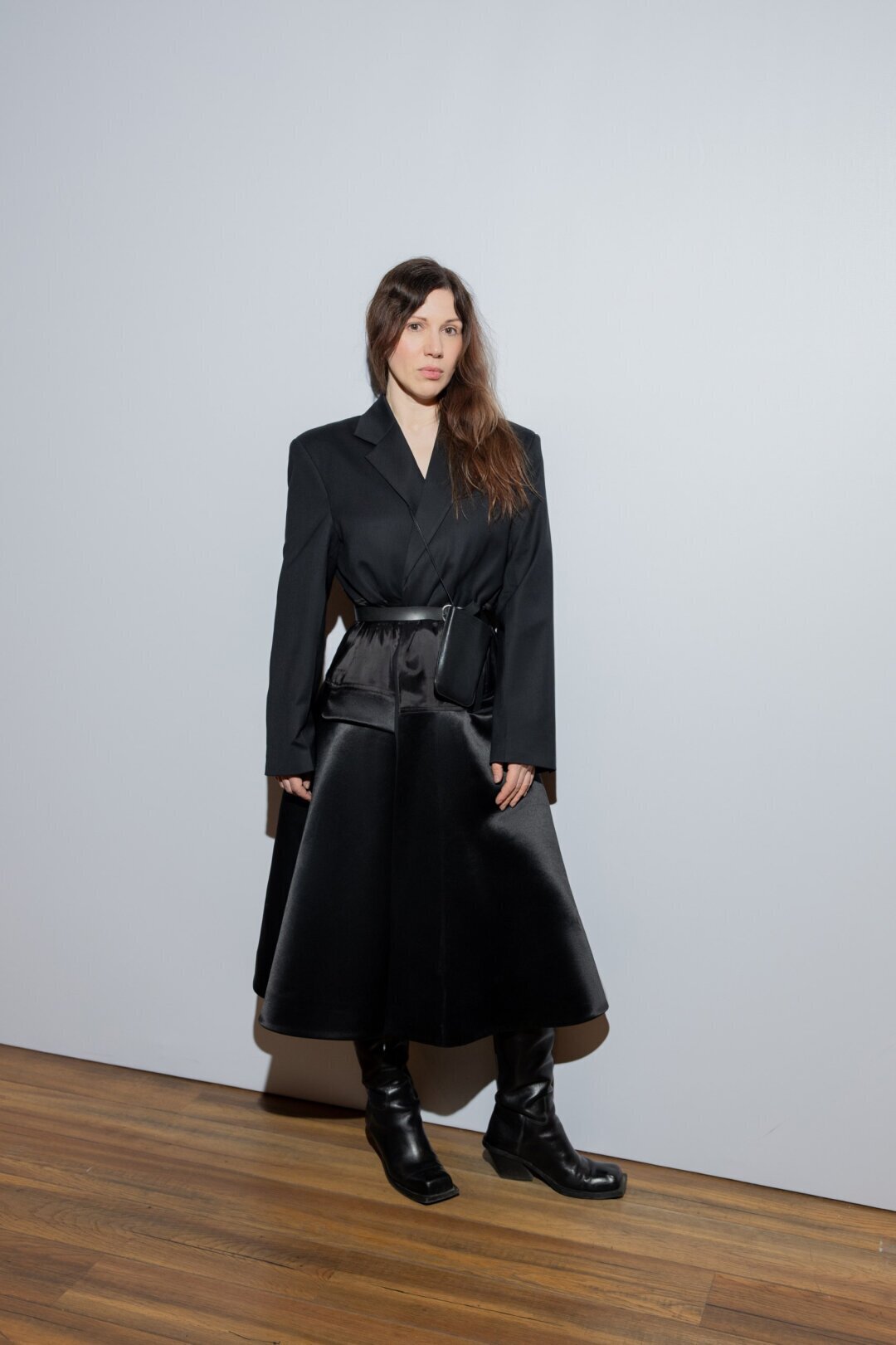 Пальто Peter Do, платье Ushatava, ремень Jil Sander, сапоги Gia Borghini