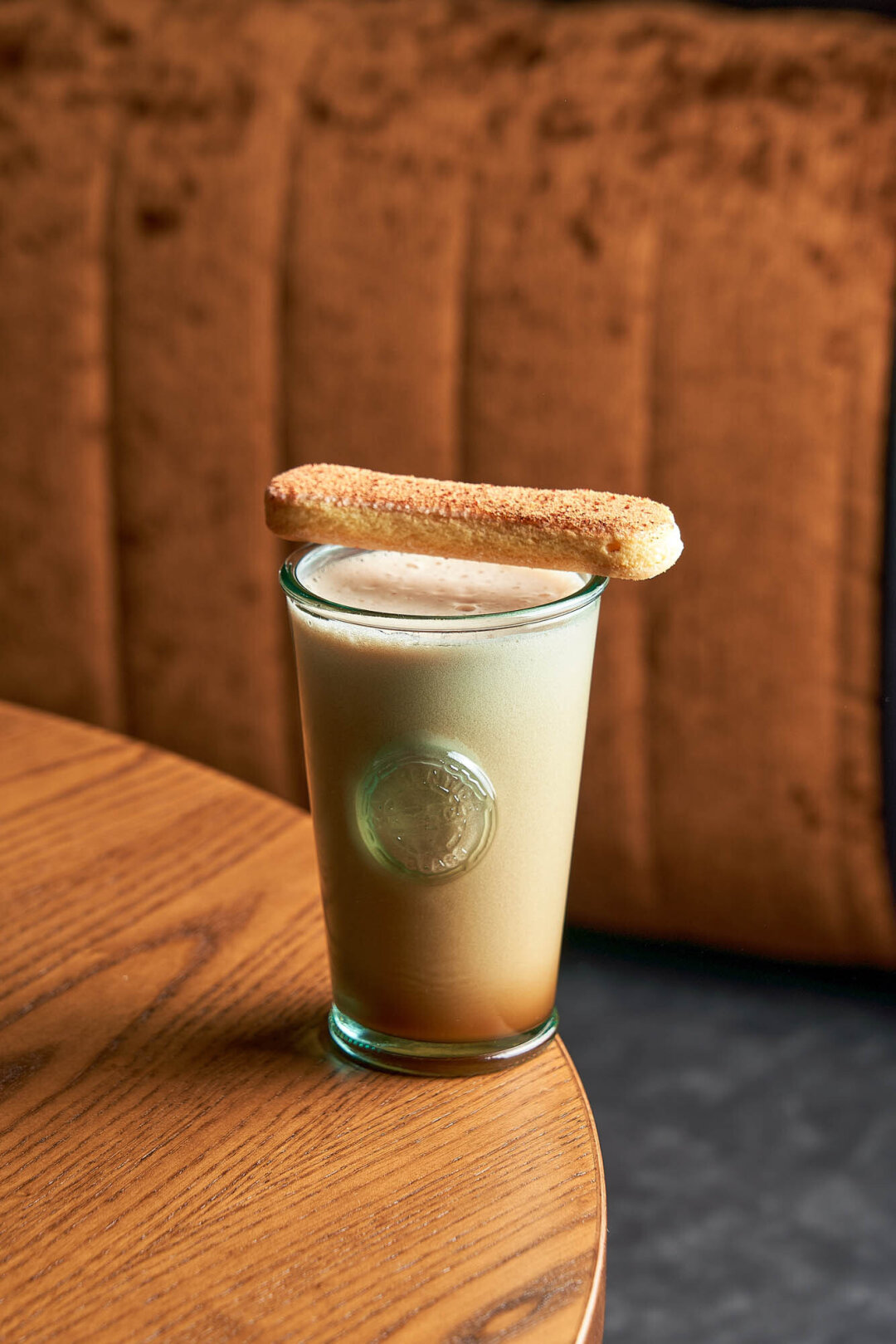 Насыщенная азотом коктейльная версия испанского кофе карахильо