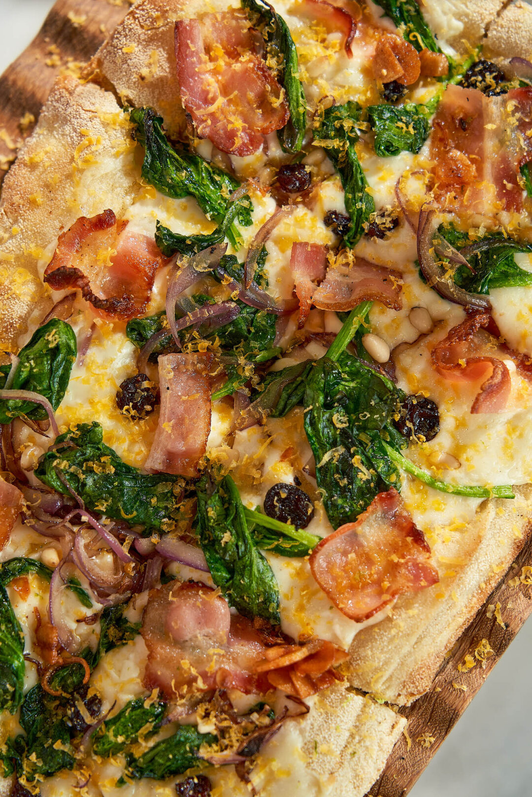 Кока со шпинатом, беконом, красным луком, хересным изюмом и ферментированным желтком