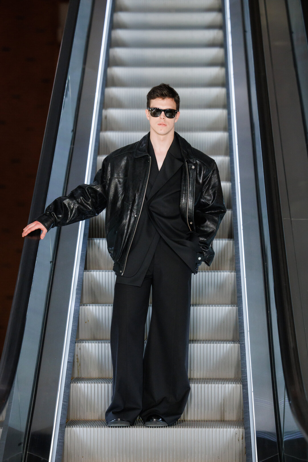 Григорий Верник — в костюме Chernim Cherno и кожанке Red September