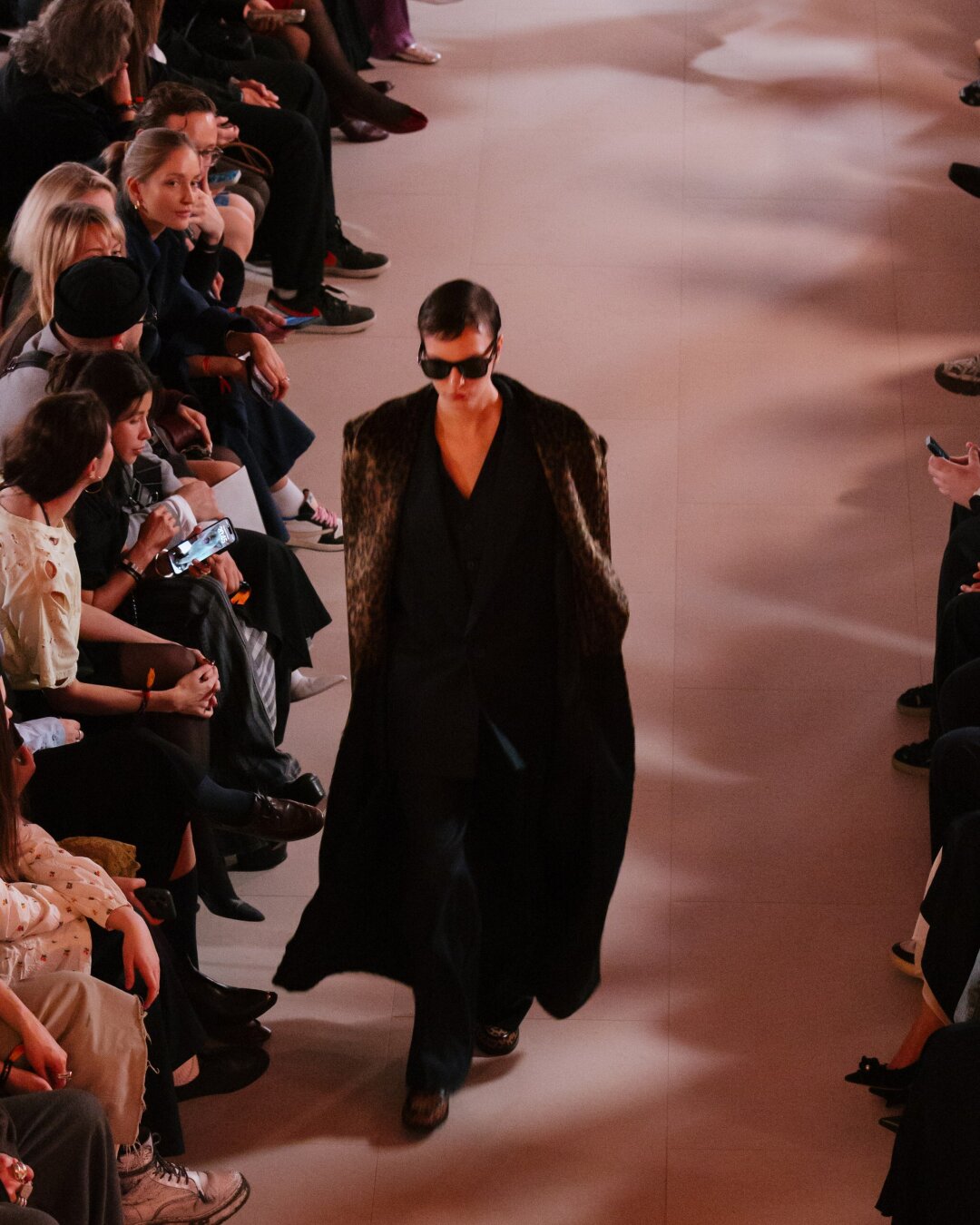 Yandex Market Fashion Show SS'25 Все внимание на дикое анималистичное пальто Chernim Cherno, в которой Дмитрий Нагиев снимался для каверстори