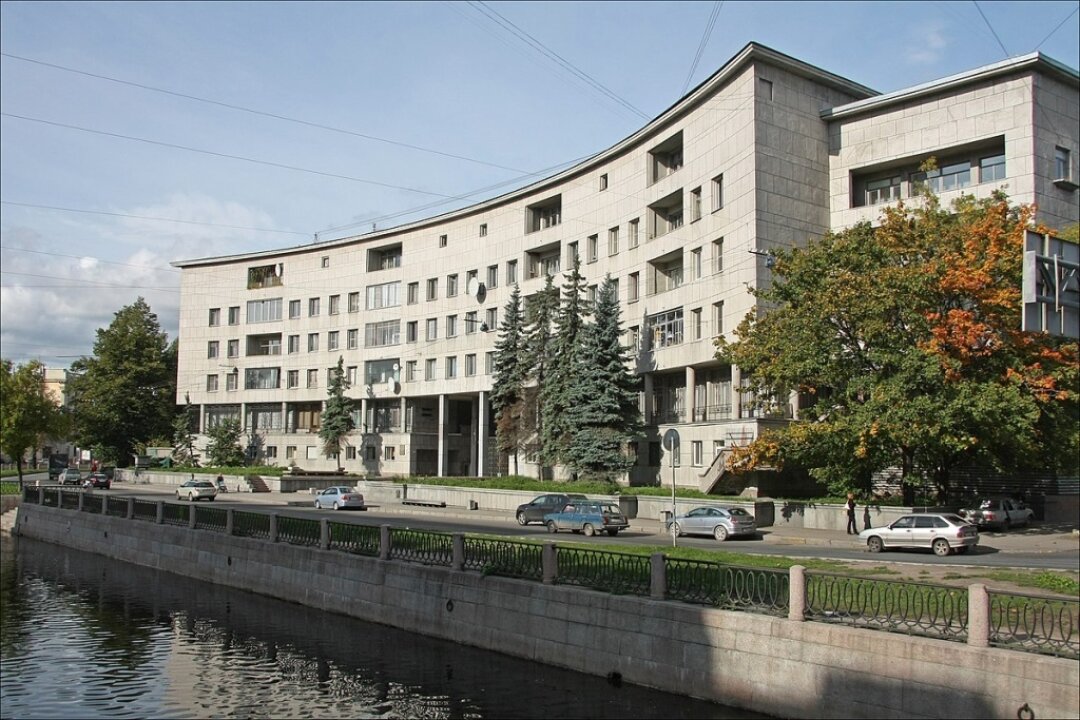 Первый жилой дом Ленсовета на Карповке