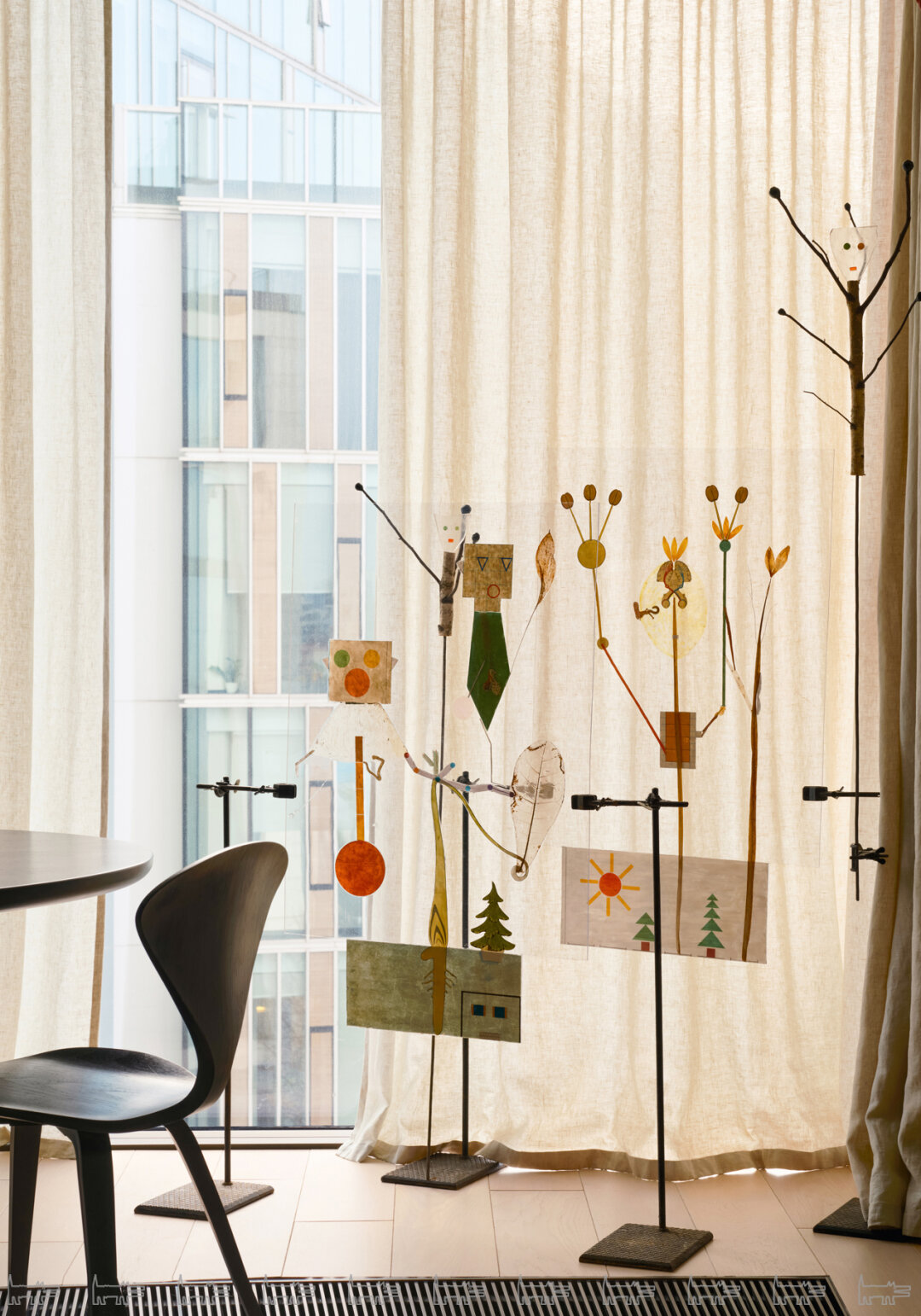 То ли гербарий, то ли выставка детского рисунка — инсталляция из плексигласа «Без названия» Сергея Деникина из прошлогоднего проекта «Настии» в