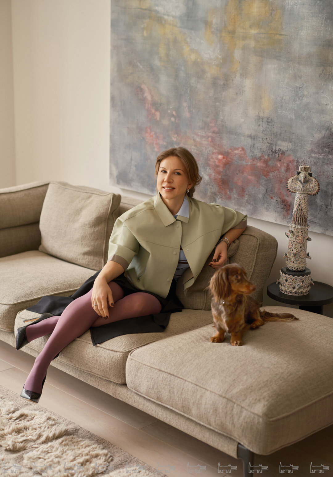 В гостиной прописался живописный ландшафт Алексея Гана из серии «Преодоление»/Limen, но таксе Мии больше нравится керамическая скульптура