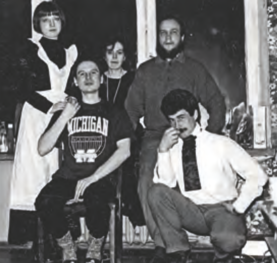 На съемках фильма «Замок». Реж. А. Балабанов. Худ. по костюмам Н. Васильева. 1994